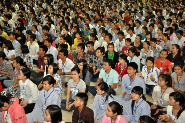 Sinh viên về chùa tu học