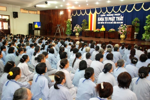 Hơn 2.400 Phật tử dự tu Phật thất