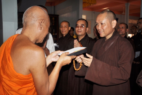 Ký sự Campuchia - Thăm các chùa tại thành phố Siêm Riệp và người Việt tại Biển Hồ