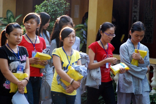 Các bạn chia tay Khóa Tu Mùa Hè chùa Hoằng Pháp