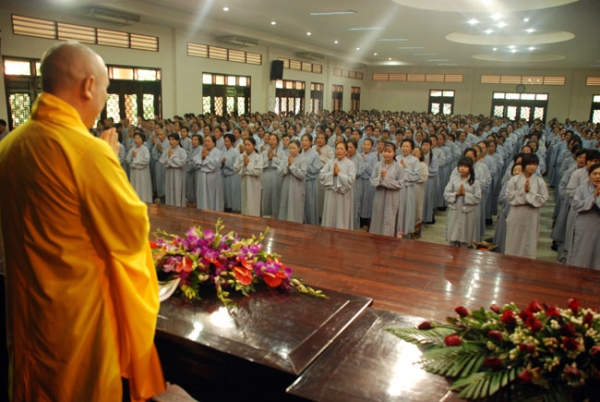 Hơn chục ngàn người về chùa tu niệm Phật một ngày