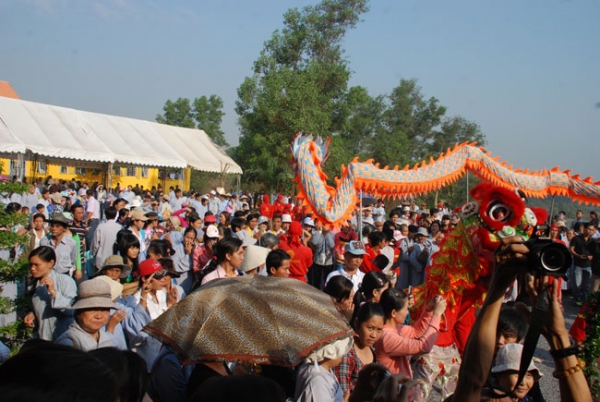 Chùa Hoằng Pháp cúng dường Pháp bảo