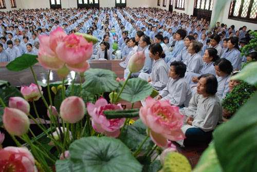 Tu niệm Phật một ngày tại chùa Hoằng Pháp