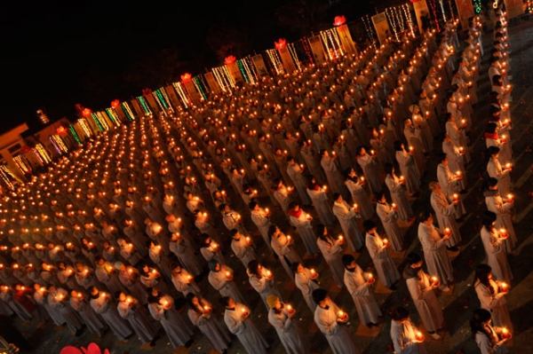 Lễ quy y và hoa đăng vía Phật A Di Đà tại chùa Hòa Phúc - Hà Nội