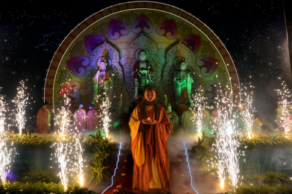 Lễ hoa đăng vía Phật A Di Đà tại chùa Diên Quang - Bắc Ninh