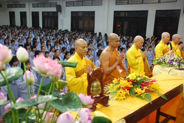 Quy y Tam bảo cho các bạn trẻ tham dự Khóa Tu Mùa Hè lần 6