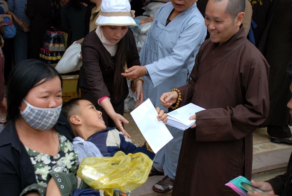 Chuyến thăm và tặng quà cho nạn nhân chất độc da cam