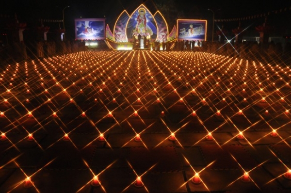 Chùa Tịnh Pháp lung linh tỏa sáng đêm hoa đăng kỷ niệm đức Phật A Di Đà