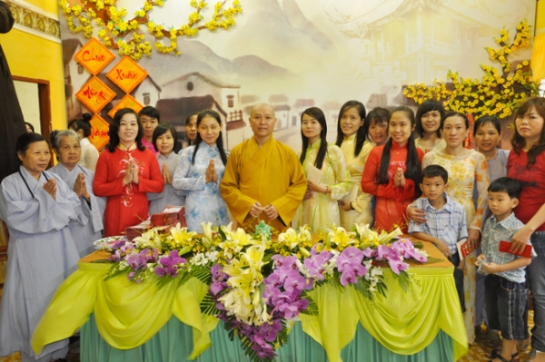 Đón xuân Nhâm Thìn - Hơn 33.000 người về dự lễ