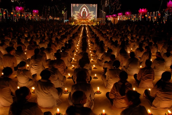 Chùa Diên Quang tổ chức đêm hoa đăng vía Phật A Di Đà