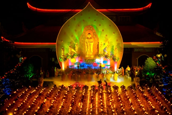 Đêm hoa đăng vía đức Phật A Di Đà