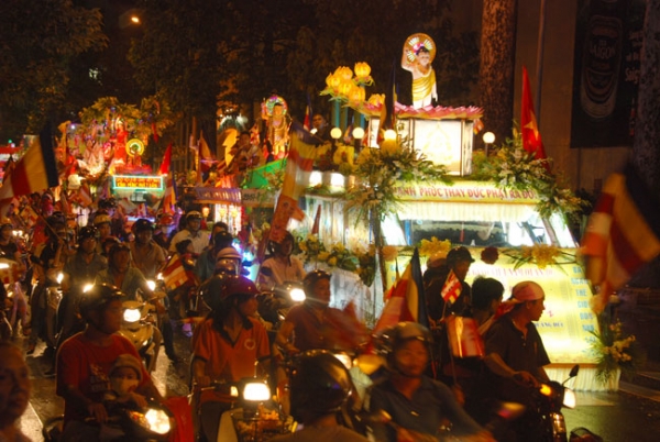 Diễu hành xe hoa tại Huyện Hóc Môn và TP.HCM