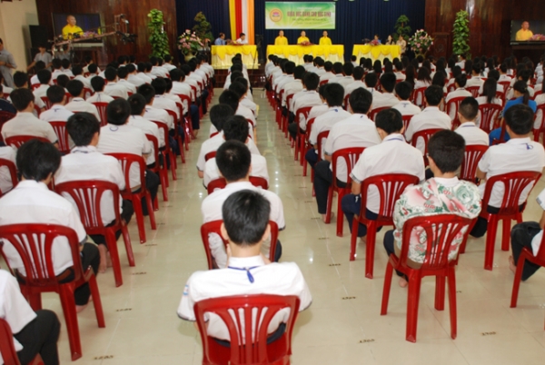 Học sinh đến chùa tu học