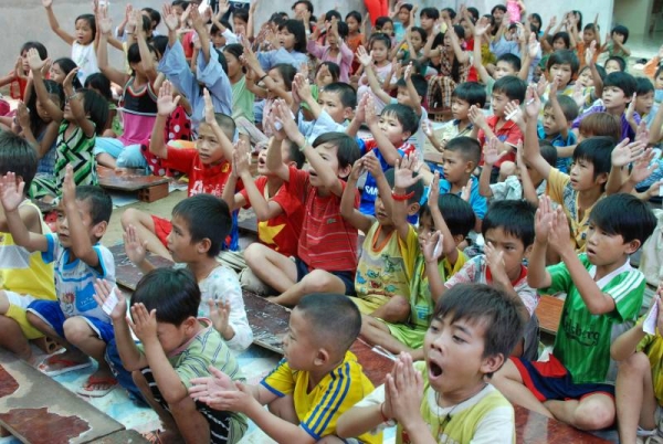 Tặng quà lớp tình thương chùa Phước Thiên Cambodia