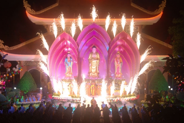 Tỏa sáng đêm Di Đà - Chùa Hoằng Pháp