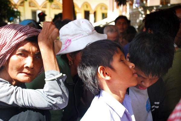 Thượng tọa Thích Chân Tính hỗ trợ người mù tỉnh Sóc Trăng