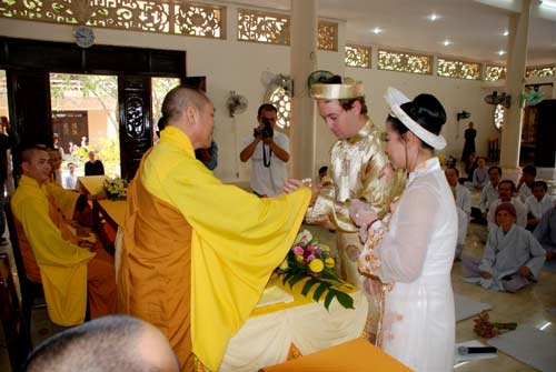 Tổ chức lễ hằng thuận cho Scott Andrew Eklom và Kim Tuyền