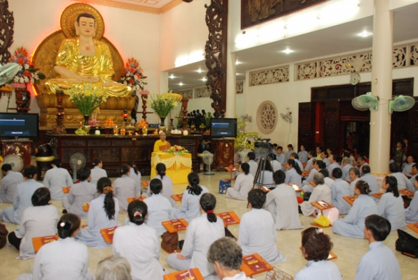 Lễ sám hối tại chùa Hoằng Pháp