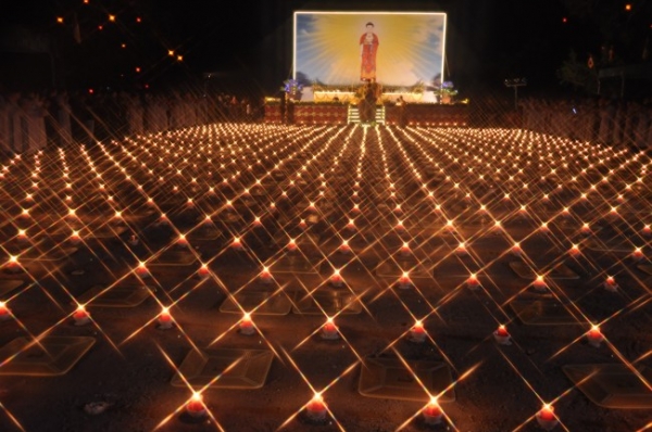 Lễ quy y và đêm hoa đăng vía Phật A Di Đà tại chùa An Pháp – Nghệ An