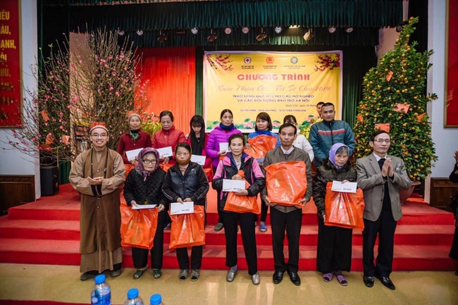 Hoa Phuc Pagoda offering 280 gift portions to the poor in Quoc Oai district