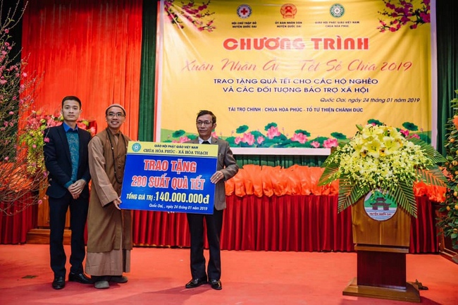 Hoa Phuc Pagoda offering 280 gift portions to the poor in Quoc Oai district