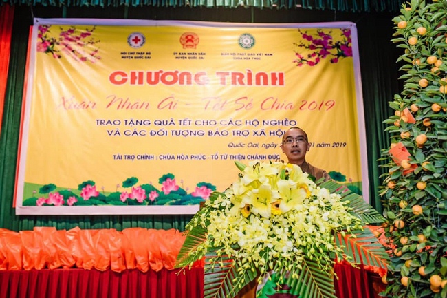 Hoa Phuc Pagoda offering 280 gift portions to the poor in Quoc Oai district