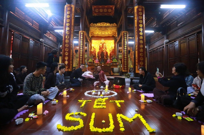 Hoa Phuc Pagoda offering 280 gift portions to the poor in Quoc Oai district