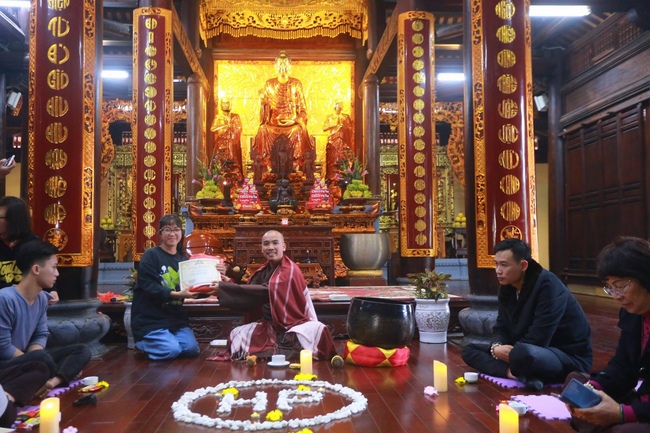 Hoa Phuc Pagoda offering 280 gift portions to the poor in Quoc Oai district