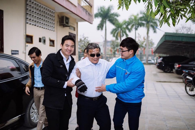 Hoa Phuc Pagoda offering 280 gift portions to the poor in Quoc Oai district