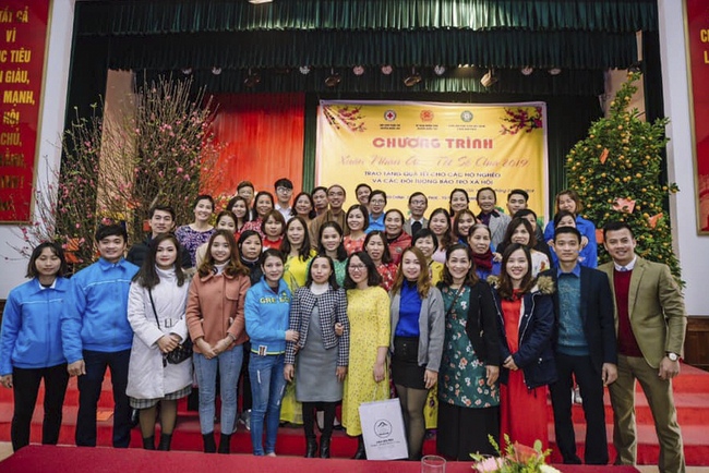 Hoa Phuc Pagoda offering 280 gift portions to the poor in Quoc Oai district