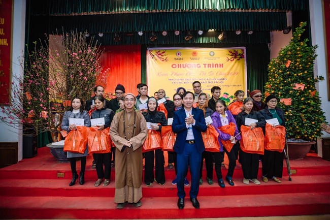 Hoa Phuc Pagoda offering 280 gift portions to the poor in Quoc Oai district