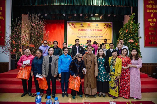 Hoa Phuc Pagoda offering 280 gift portions to the poor in Quoc Oai district