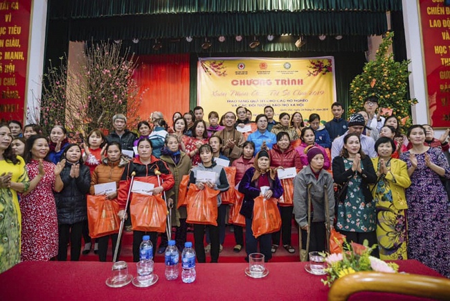 Hoa Phuc Pagoda offering 280 gift portions to the poor in Quoc Oai district
