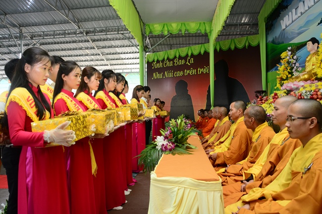 Ullumbana Ceremony at Hoang Phap Pagoda in Cambodia