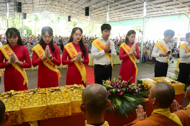 Ullumbana Ceremony at Hoang Phap Pagoda in Cambodia