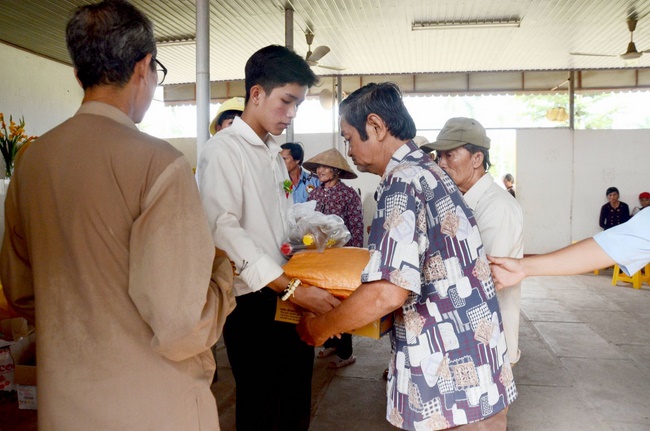 Charity at Hung Phap Pagoda, Dong Nai