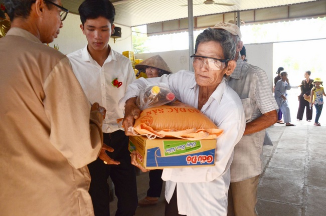 Charity at Hung Phap Pagoda, Dong Nai