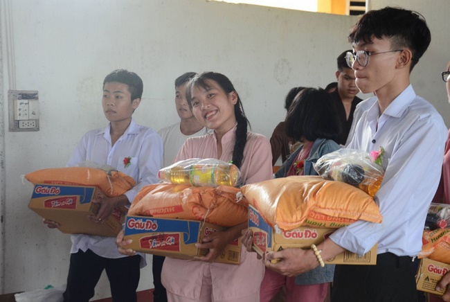 Charity at Hung Phap Pagoda, Dong Nai