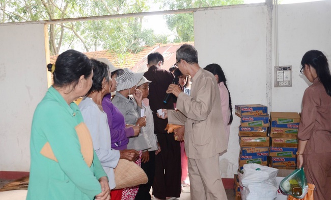 Charity at Hung Phap Pagoda, Dong Nai