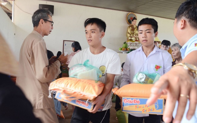 Charity at Hung Phap Pagoda, Dong Nai