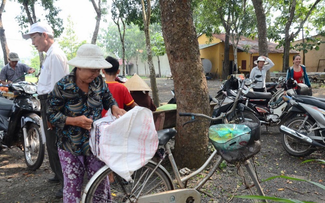 Charity at Hung Phap Pagoda, Dong Nai