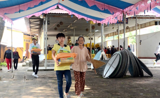 Charity at Hung Phap Pagoda, Dong Nai