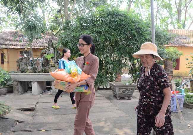 Charity at Hung Phap Pagoda, Dong Nai