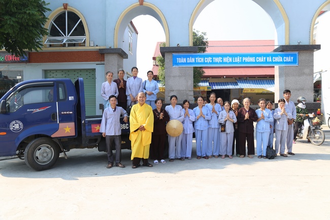 Giving vegetarian rice portions and releasing creatures at Dong Cao Pagoda - Thanh Hoa
