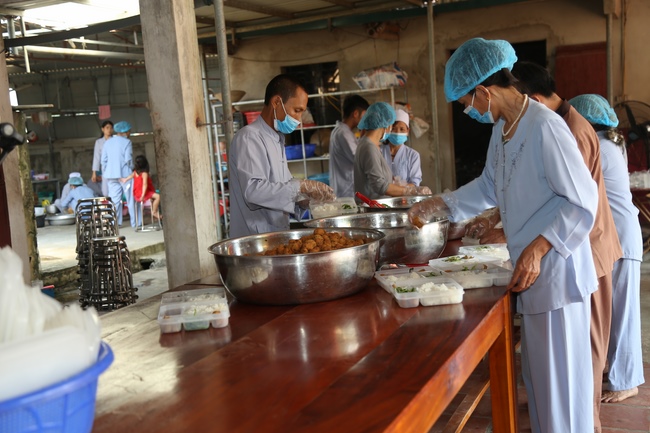Giving vegetarian rice portions and releasing creatures at Dong Cao Pagoda - Thanh Hoa