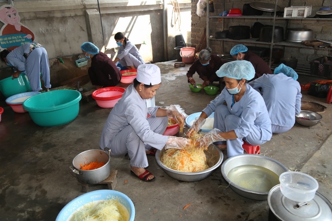 Giving vegetarian rice portions and releasing creatures at Dong Cao Pagoda - Thanh Hoa