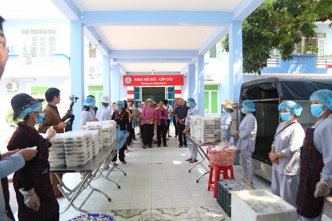 Giving vegetarian rice portions and releasing creatures at Dong Cao Pagoda - Thanh Hoa