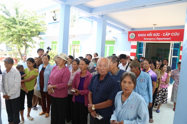 Giving vegetarian rice portions and releasing creatures at Dong Cao Pagoda - Thanh Hoa