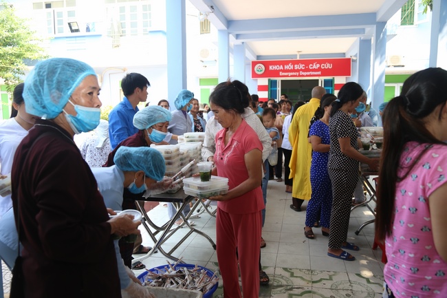 Giving vegetarian rice portions and releasing creatures at Dong Cao Pagoda - Thanh Hoa