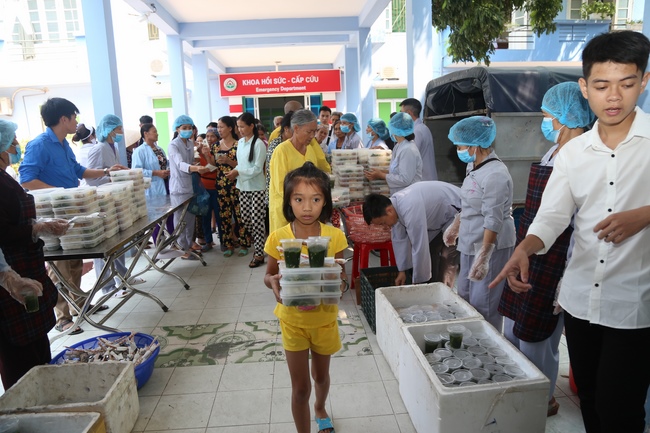 Giving vegetarian rice portions and releasing creatures at Dong Cao Pagoda - Thanh Hoa